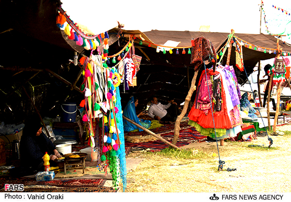 استقبال پرشور مسافران نوروزی از نمایشگاه بومی محلی شهرستان ایذه+تصاویر