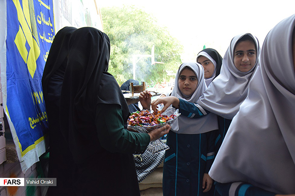 زنگ مهر حسینی در ایذه به صدا در آمد/آغاز سال تحصیلی جدید با شور محرمی+تصاویر