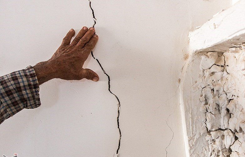 ترک زمین لرزه بر پیکر روستای در حال رانش میراحمد غریبی‌ها/احتمال وقوع فاجعه انسانی در صورت ادامه بی توجهی‌ها