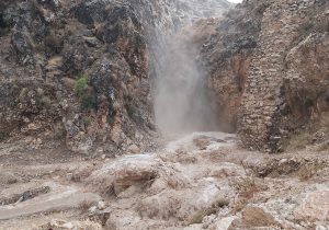 نمایی جالب از سیلاب خطرناک روز گذشته در آبشار فصلی الهک