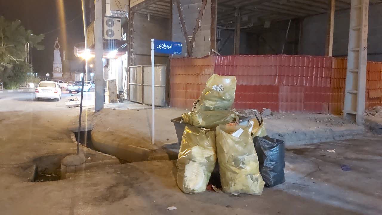 انباشت ادامه دار زباله در خیابان های ایذه