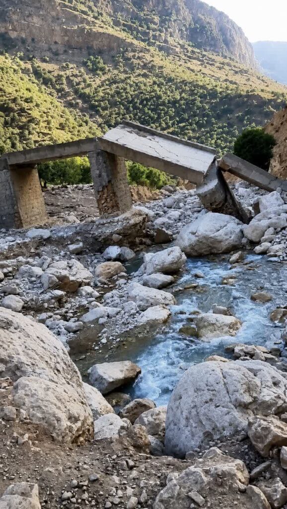 تصویر جادههای سختگذر و کوهستانی روستای سید خدر بین شهرستانهای ایذه و دزپارت که مسیر امدادرسانی را برای مردم و نیروهای امدادی دشوار کرده است.