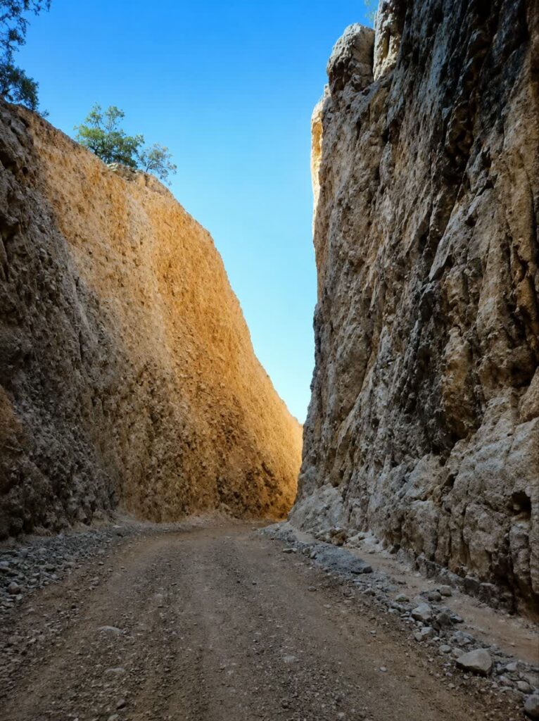 تصویر جادههای سختگذر و کوهستانی روستای سید خدر بین شهرستانهای ایذه و دزپارت که مسیر امدادرسانی را برای مردم و نیروهای امدادی دشوار کرده است.